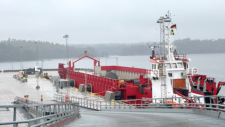 Pråm vid kajen i Stockholm Norvik Hamn