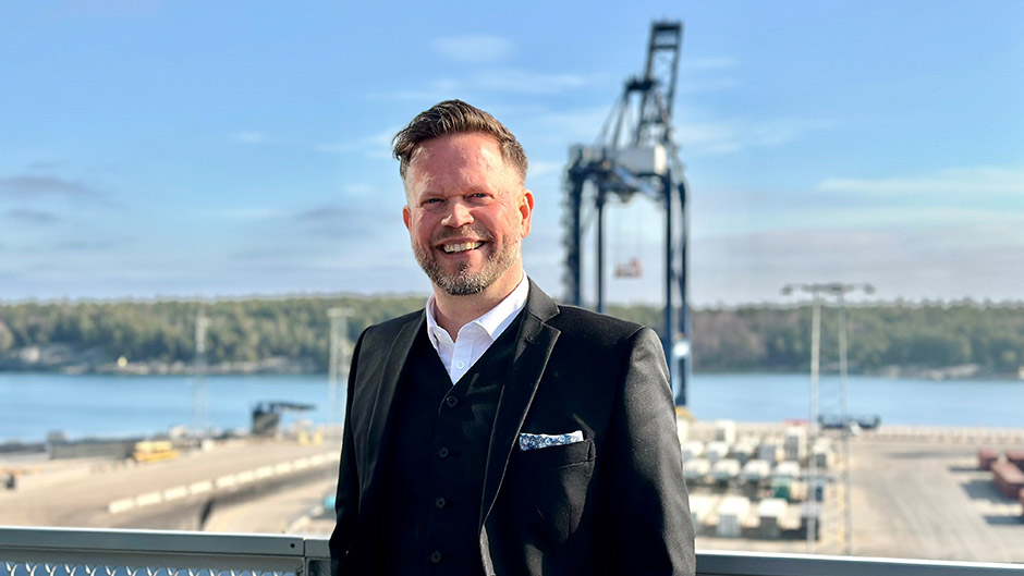 Johan Praetorius med en containerkran i bakgrunden.