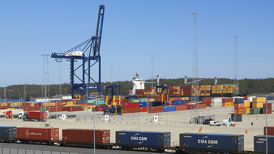 Bild över Stockholm Norvik Hamn. Ett tågset står i förgrunden.